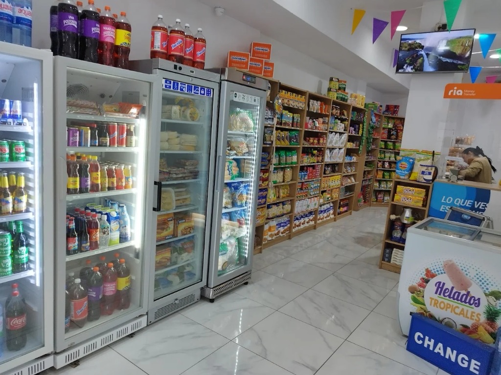 Estanterías del Bazar Latino LH Money con productos reales